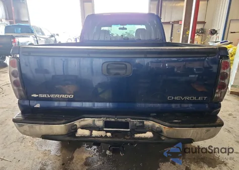 2001 Chevrolet Silverado K1500 z USA, uszkodzony, nr VIN 2GCEK19T711142130